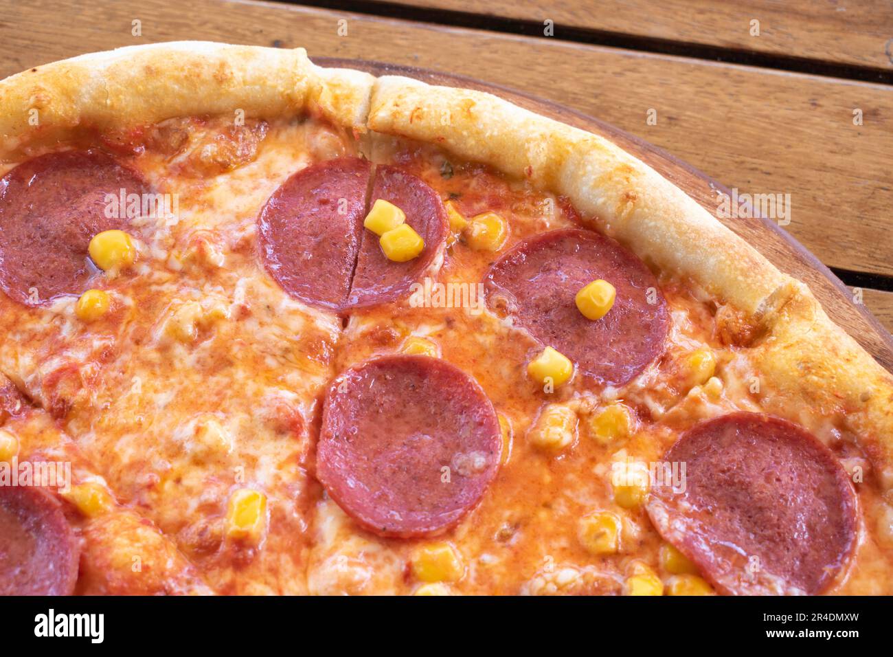 autriche, vienne - 8 mai 2023 pizza avec salami, pepperoni et maïs sur table en bois Banque D'Images