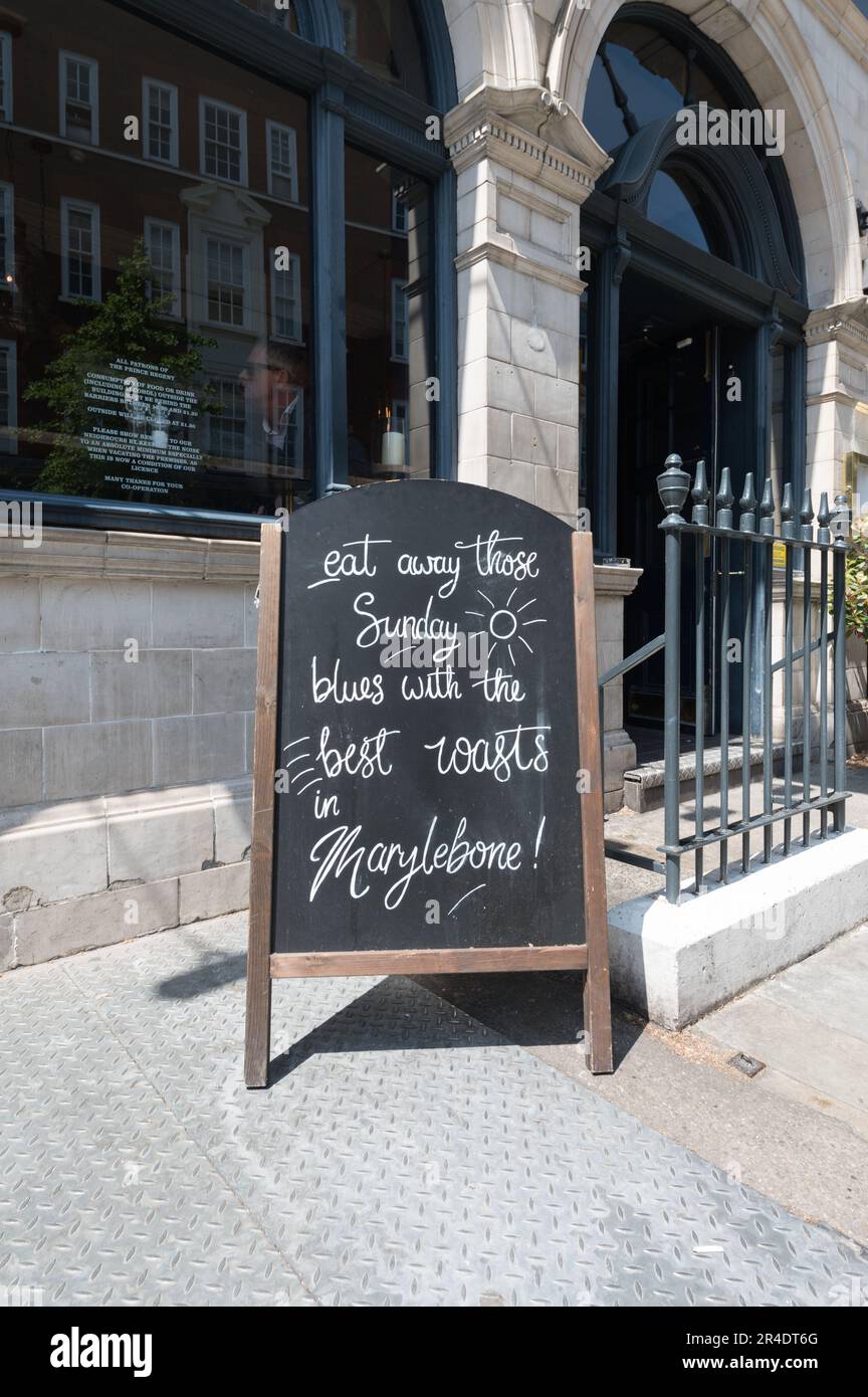 Tableau de surveillance annonçant les dîners rôtis du dimanche à l'extérieur du pub et restaurant Prince Regent sur Marylebone High Street, Londres, Angleterre, Royaume-Uni Banque D'Images