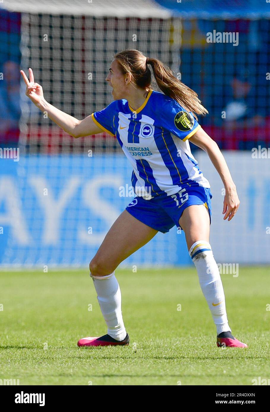 Crawley, Royaume-Uni. 27th mai 2023. Kayleigh Green de Brighton et Hove Albion fait des gestes à l'arbitre lors du match de Super League féminin de la FA entre Brighton & Hove Albion Women et Leicester City Women au stade de retraite du peuple sur 27 mai 2023 à Crawley, au Royaume-Uni. (Photo de Jeff Mood/phcimages.com) Credit: PHC Images/Alamy Live News Banque D'Images