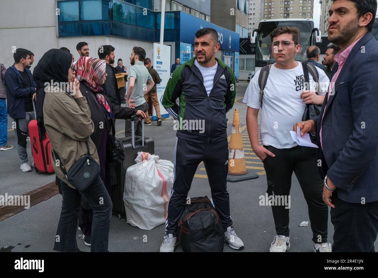 Istanbul, Turquie. 27th mai 2023. Les passagers attendent l'arrivée du bus. La présidence provinciale du Parti AK d'Istanbul continue d'offrir un transport gratuit aux électeurs qui voteront dans différentes villes. Il a été signalé qu'ils amèneront les électeurs, qui se rendront à leur ville natale pour des élections avec un total de 815 autobus. (Photo par Mine Toz/SOPA Images/Sipa USA) crédit: SIPA USA/Alay Live News Banque D'Images