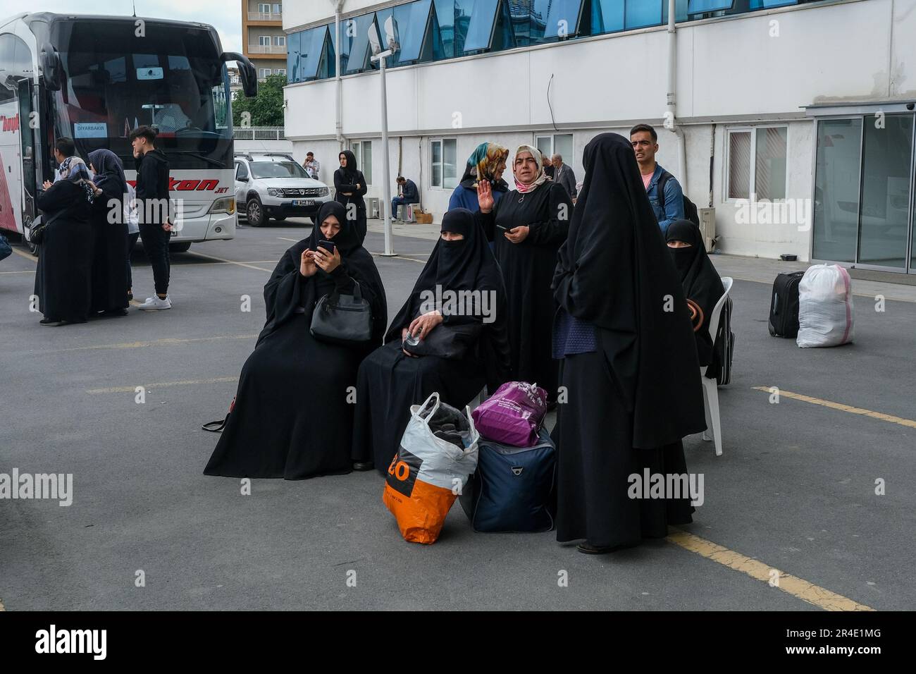 Istanbul, Turquie. 27th mai 2023. Les passagers féminins attendent l'arrivée du bus. La présidence provinciale du Parti AK d'Istanbul continue d'offrir un transport gratuit aux électeurs qui voteront dans différentes villes. Il a été signalé qu'ils amèneront les électeurs, qui se rendront à leur ville natale pour des élections avec un total de 815 autobus. (Photo par Mine Toz/SOPA Images/Sipa USA) crédit: SIPA USA/Alay Live News Banque D'Images