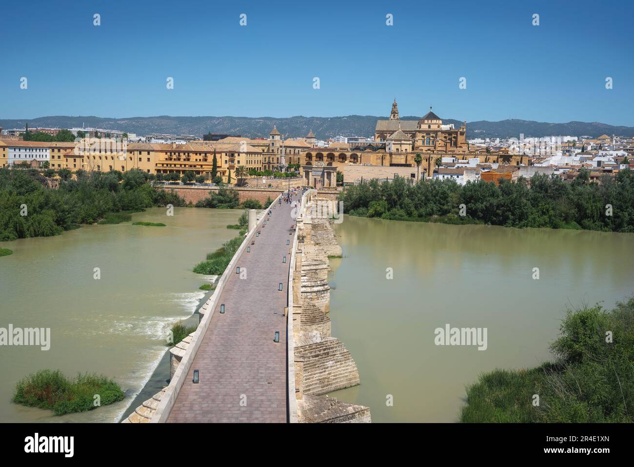 Vue aérienne de Cordoue Skyline avec pont romain et mosquée-Cathédrale de Cordoue - Cordoue, Andalousie, Espagne Banque D'Images