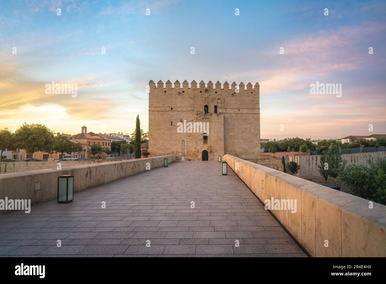 Pont romain de Cordoue au lever du soleil avec la Tour Calahorra - Cordoue, Andalousie, Espagne Banque D'Images