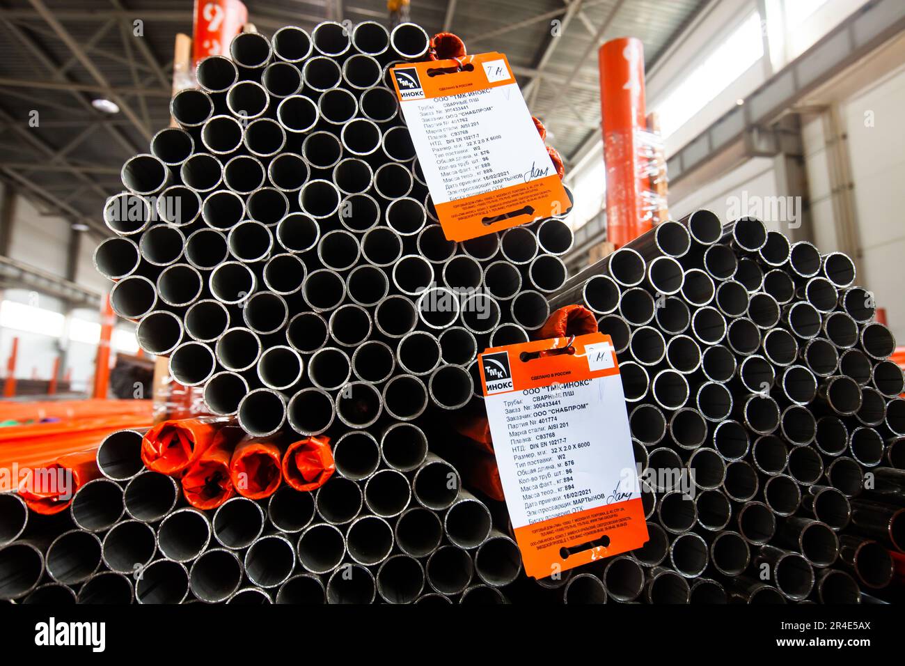 Podolsk, province de Moscou - 02 août 2021 : cheminée de tuyaux en acier inoxydable dans l'entrepôt. Banque D'Images