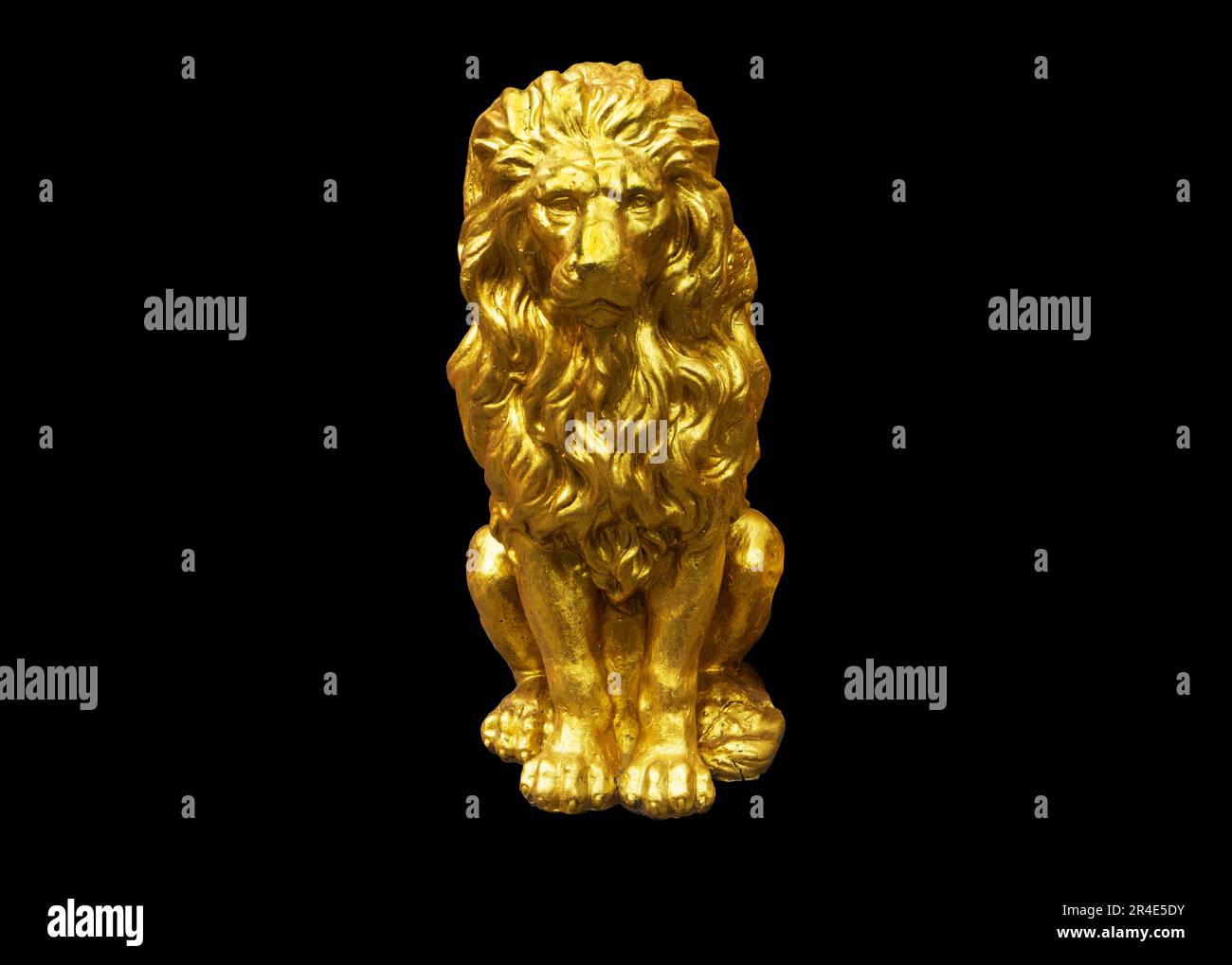 magnifique statue de lion dorée sur fond noir. Œuvres d'art Banque D'Images magnifique statue de lion dorée sur fond noir. Œuvres d'art Banque D'Images
