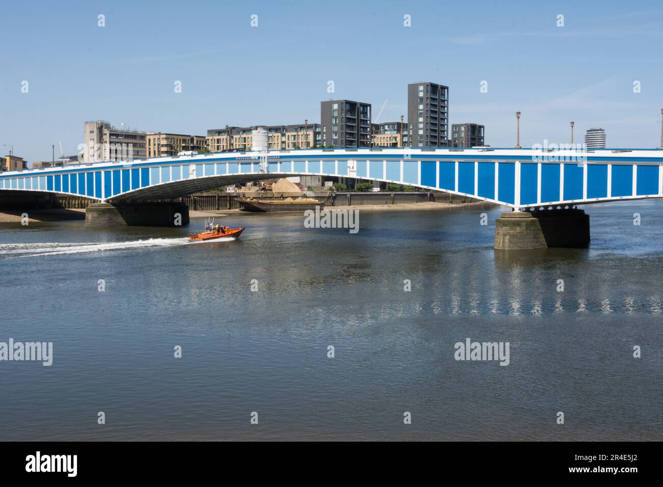 Le pont Wandsworth 1940s de Sir Thomas Peirson Frank et la Tamise, Londres, Angleterre, Royaume-Uni Banque D'Images