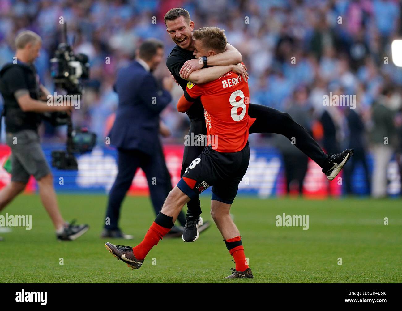Luton Town, Luke Berry, célèbre avec Richie Kyle, directrice adjointe