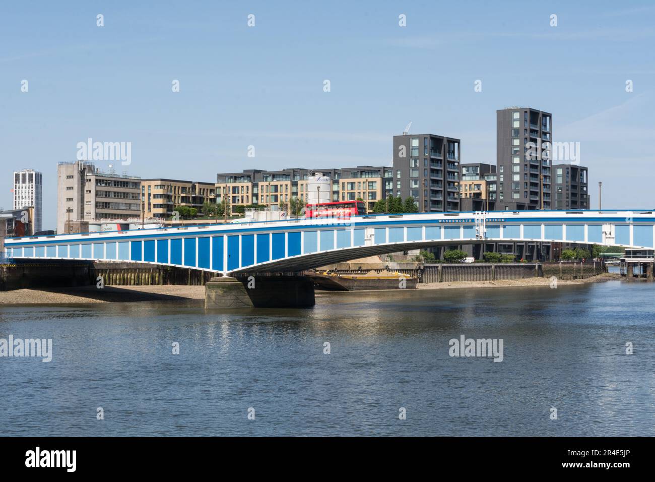 Le pont Wandsworth 1940s de Sir Thomas Peirson Frank et la Tamise, Londres, Angleterre, Royaume-Uni Banque D'Images