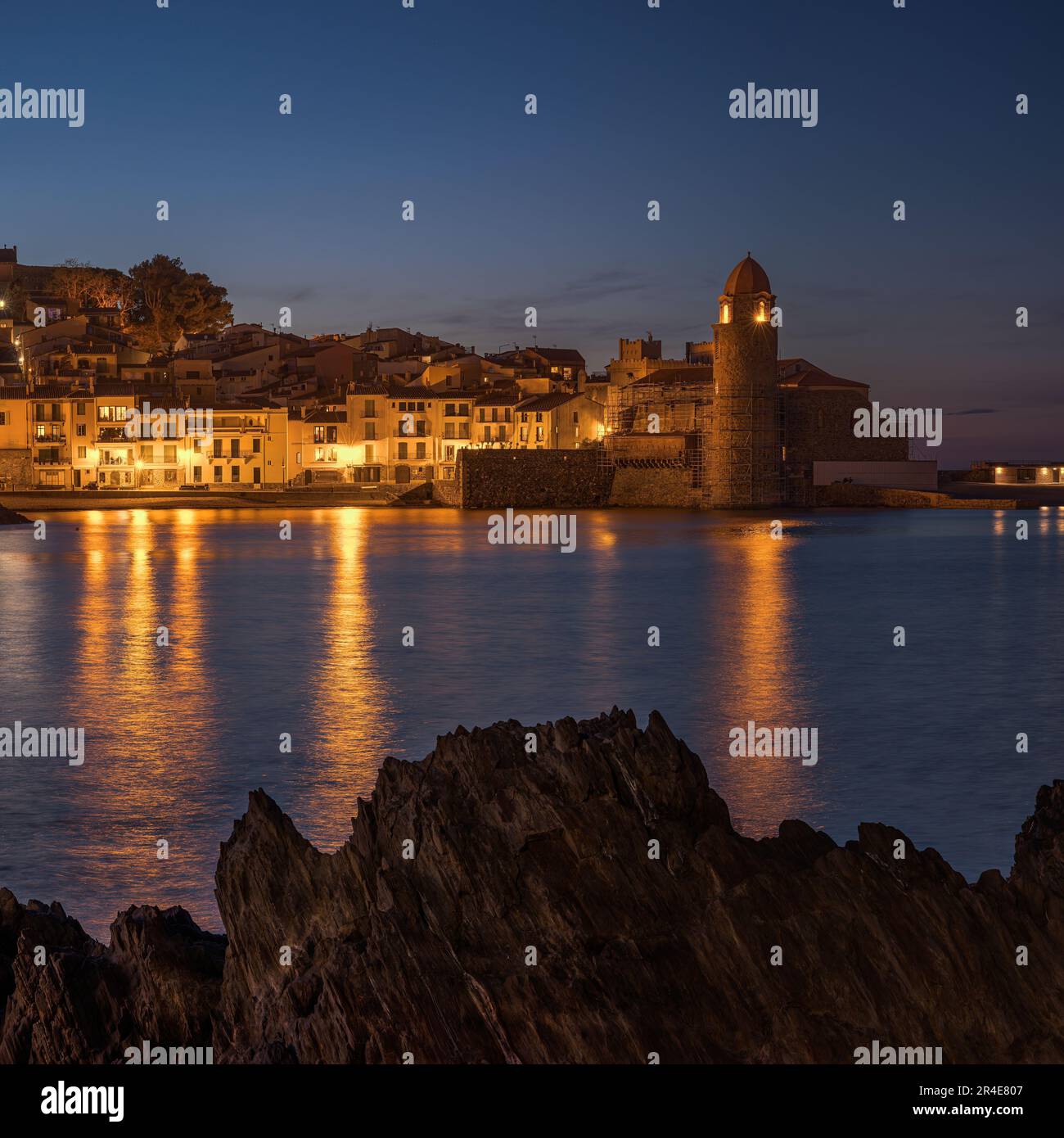 Belle vue sur Collioure à l'heure bleue, France Banque D'Images