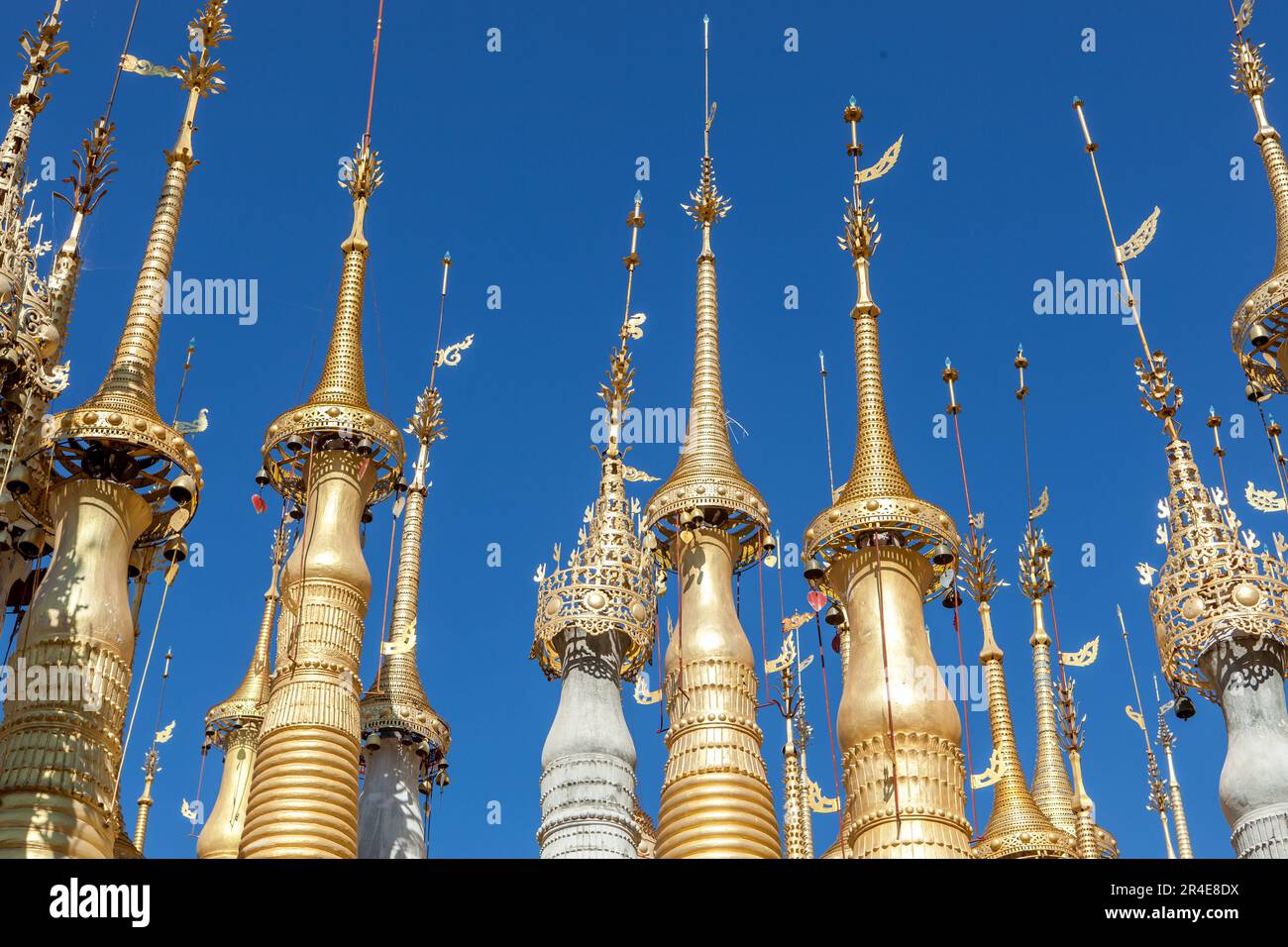 Dorés dans les hauts de stupas Dein. Les pagodes bouddhistes au Myanmar. Banque D'Images