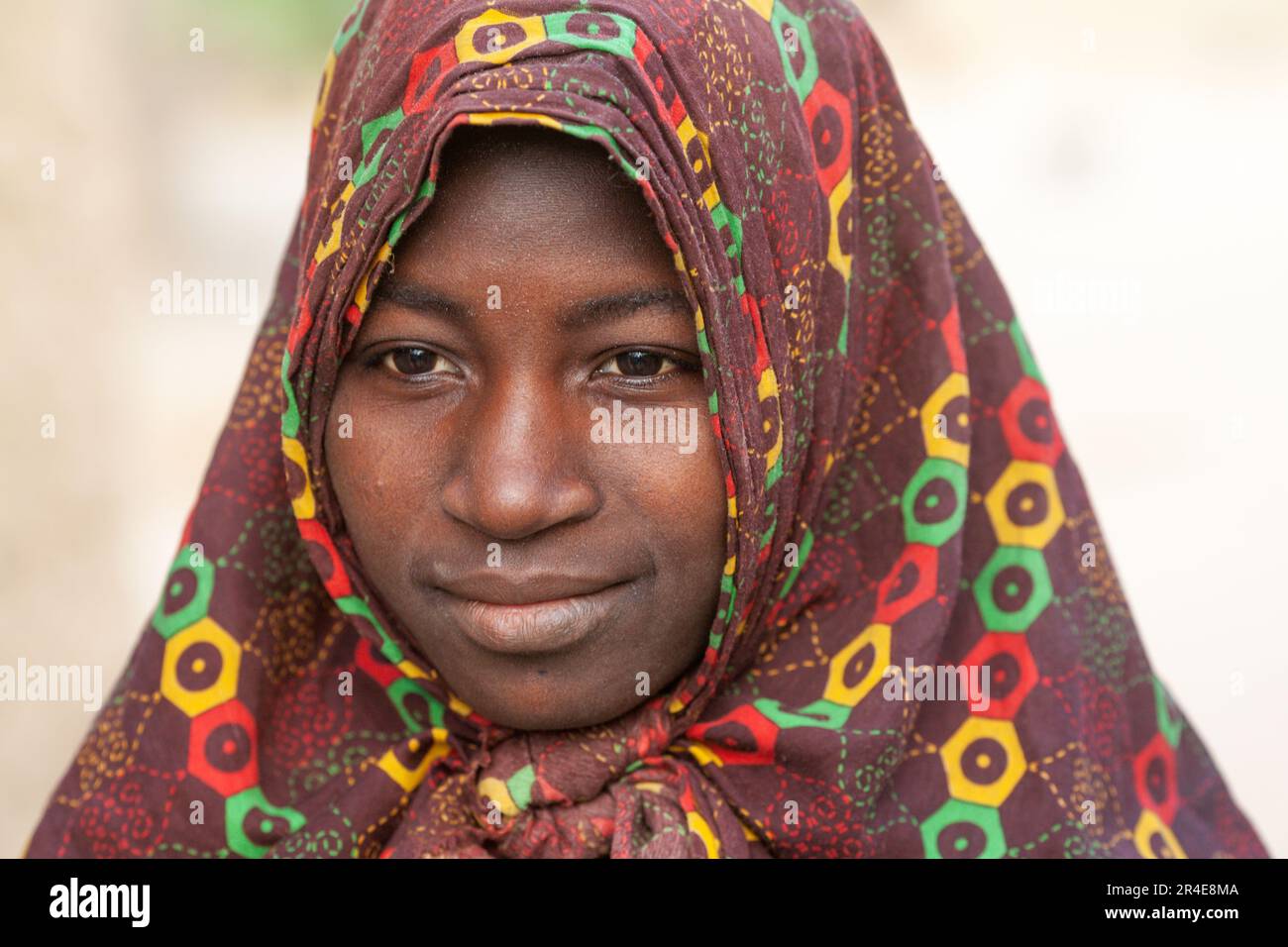 Une jeune fille musulmane portant un hijab au Mali , en Afrique de l'Ouest . Banque D'Images