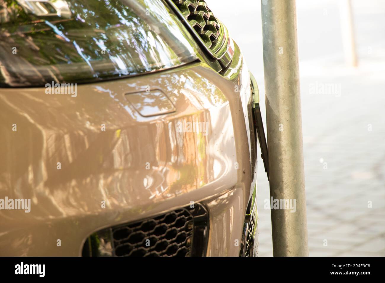 La voiture a garée et a frappé un poteau de fer dans le parking, mauvais parking Banque D'Images