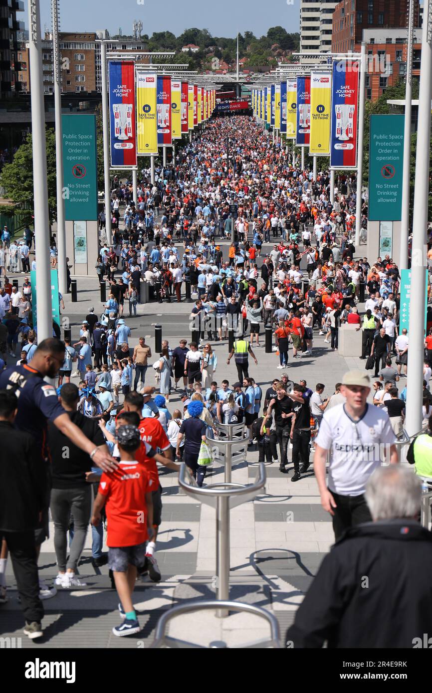Londres, Royaume-Uni. 27th mai 2023. Les fans de Luton Town et de Coventry City descendent Wembley Way avant le championnat EFL Sky Bet disputez le match final entre Coventry City et Luton Town au stade Wembley, Londres, Angleterre, le 27 mai 2023. Photo de Joshua Smith. Utilisation éditoriale uniquement, licence requise pour une utilisation commerciale. Aucune utilisation dans les Paris, les jeux ou les publications d'un seul club/ligue/joueur. Crédit : UK Sports pics Ltd/Alay Live News Banque D'Images
