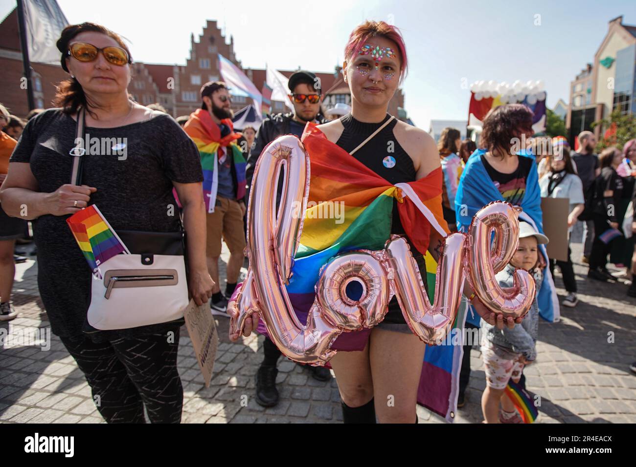 Gdansk, Pologne. 27th mai 2023. Les participants à la fierté gay qui détiennent des drapeaux et des bannières arc-en-ciel (mouvement LGBT) avec égalité et des slogans pro-gay sont vus à Gdansk, en Pologne, le 27 mai 2023 la marche pour l'égalité a été organisée par les mouvements des droits gays pour soutenir les droits des personnes LGBTQ (gays, lesbiennes, bisexuels, transgenres et queer) en Pologne. March a été très gardé par l'unité de police anti-émeute. Credit: Vadim Pacajev/Alay Live News Banque D'Images
