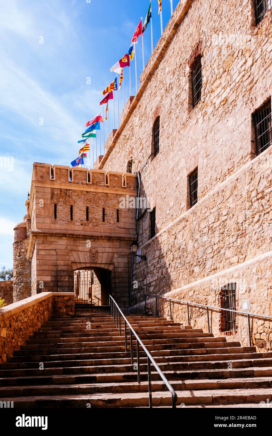 La Puerta de la Marina est la porte d'accès à la première enceinte  fortifiée de Melilla la Vieja, au bord de la mer, dans la ville espagnole  de Melilla. Il Photo Stock -