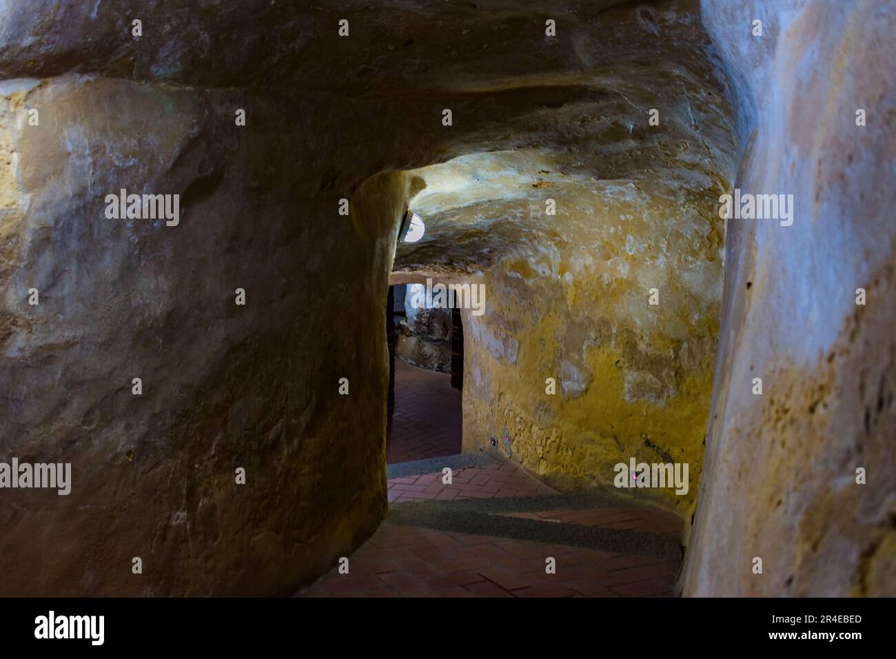 Les Cuevas del Conventico sont à l'intérieur de la première enceinte fortifiée de Melilla la Vieja. Son origine remonte aux Phéniciens qui en tireraient avantage Banque D'Images