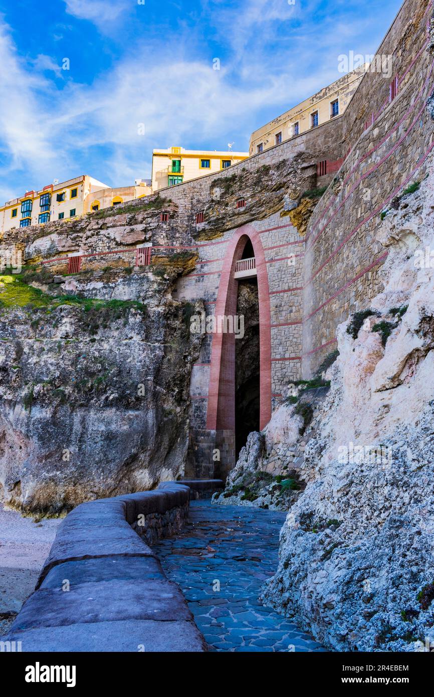 Entre 1993 et 1995, la structure des grottes a été renforcée par une arche parabolique qui a consolidé ses murs. Cuevas del Conventico sont historiques Banque D'Images