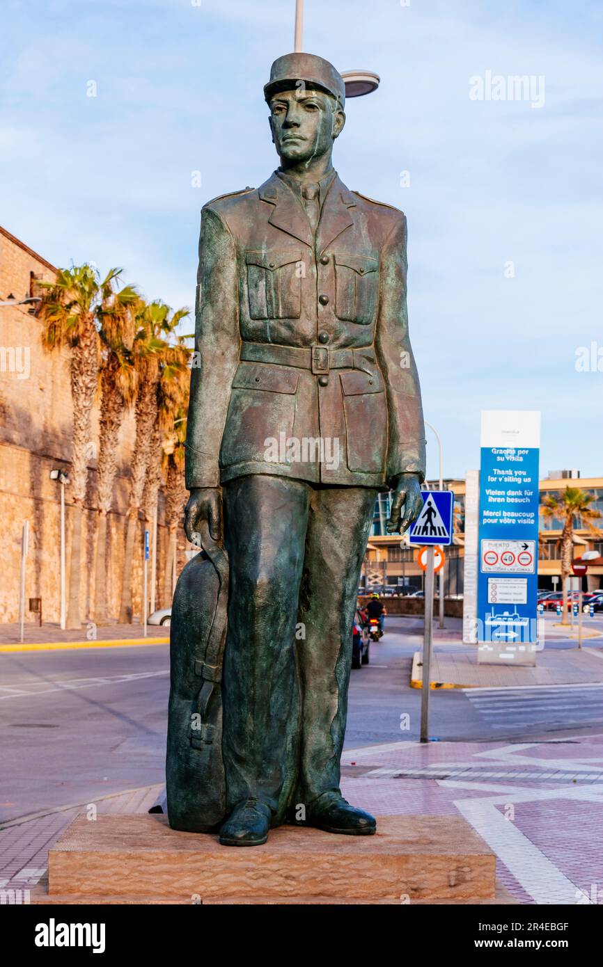 Statue hommage au soldat dans le service de recrutement militaire, conscription. La plaque dit: «Hommage au soldat du service de recrutement militaire Banque D'Images