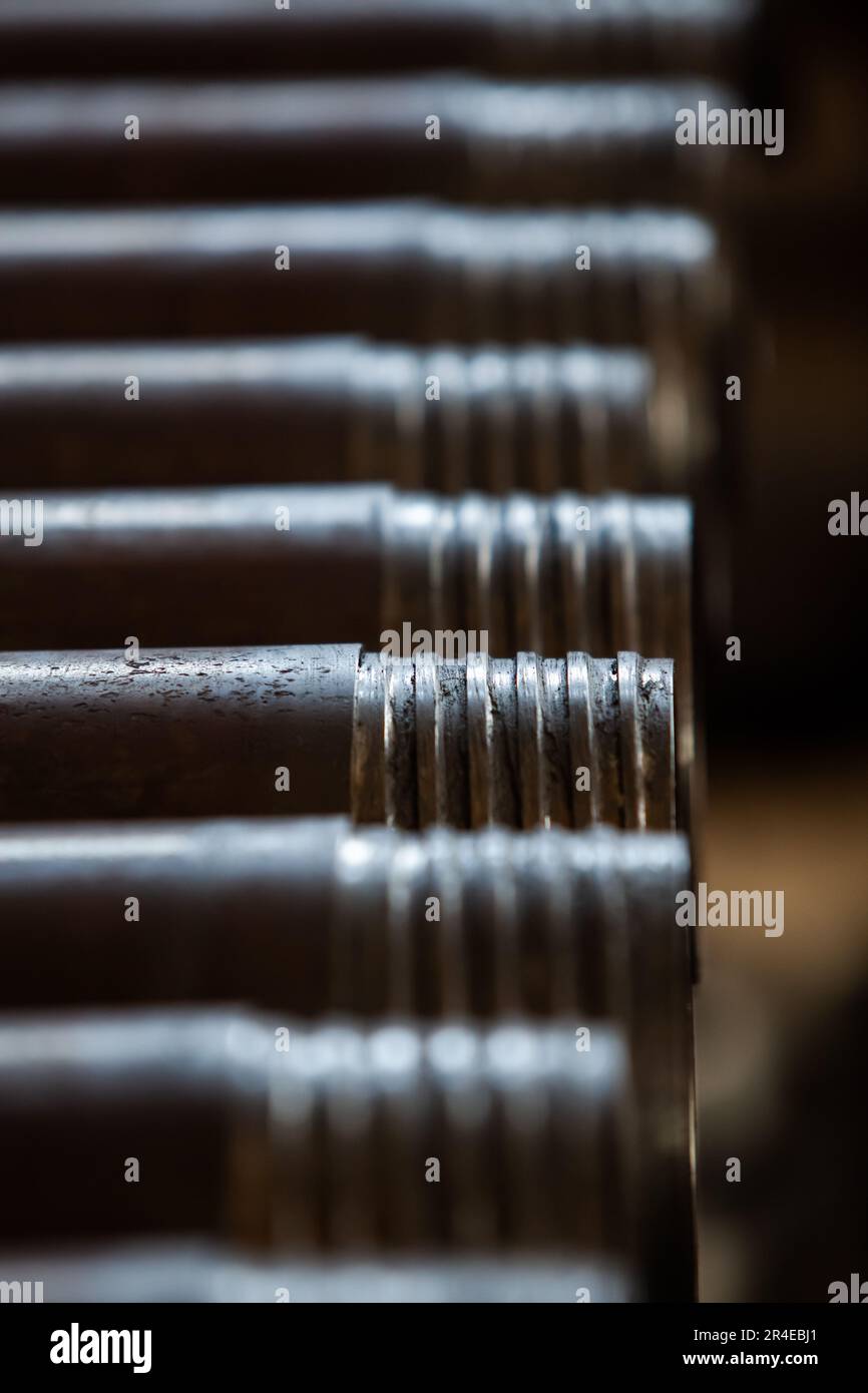 Photo de la fermeture des tuyaux de forage d'huile avec graisse au graphite. Faible profondeur de champ.tuyaux de forage d'huile avec graisse au graphite photo de gros plan. Faible profondeur de champ. Banque D'Images