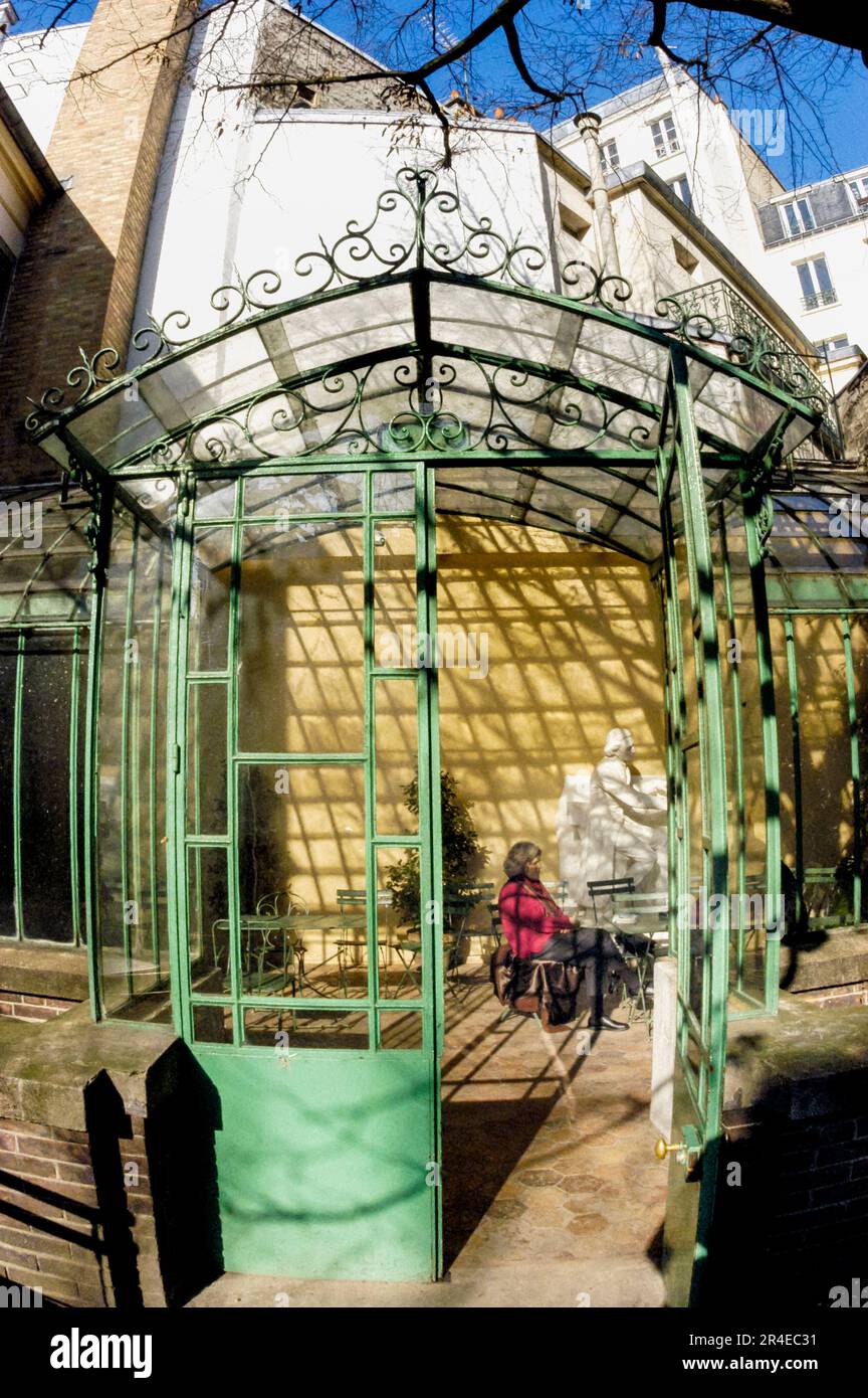 Paris, France, gens, femmes touristes, visite à l'intérieur du Musée romantique français, Musée de la vie Romantique, jardin d'hiver Banque D'Images