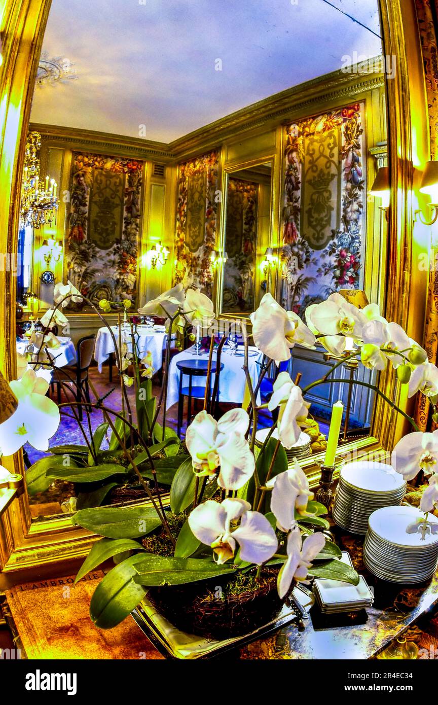 PARIS - Restaurant haute cuisine - l'Ambroisie, 9, place des Vosges, 75004, 19th c. salle à manger salon intérieur Banque D'Images