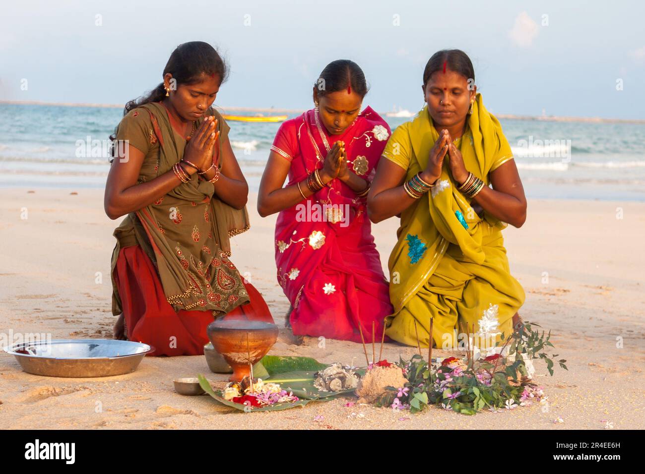 Little Andaman, Inde - 29 janvier 2013 : femmes effectuant des rituels sur la rive de l'île de Little Andaman en Inde. Banque D'Images