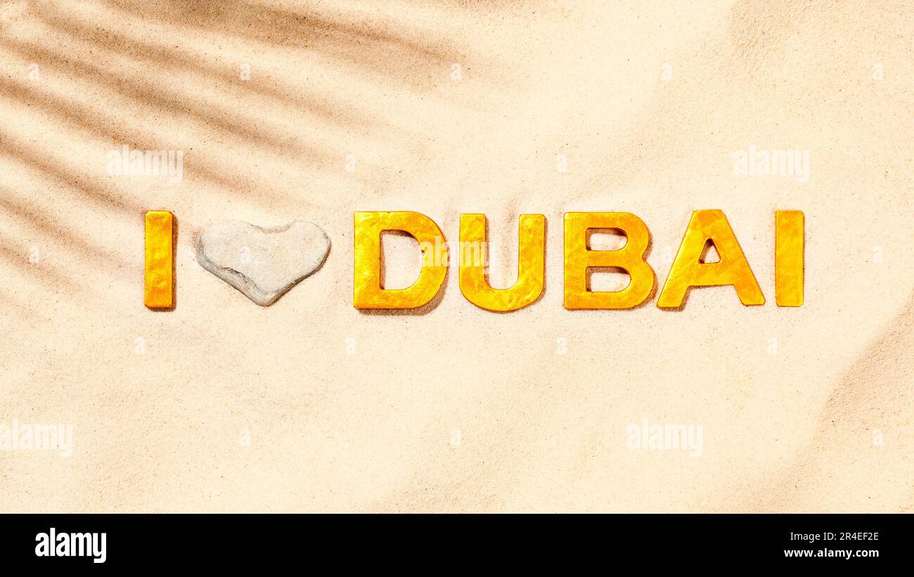 J'aime Dubaï - lettres d'or dans le sable Banque D'Images