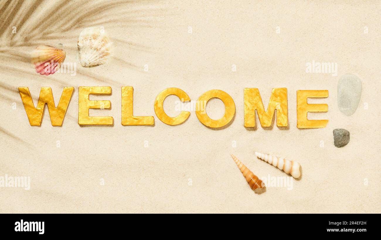 Bienvenue ! - Un mot dans le sable tropical de plage. Concept de voyage Banque D'Images