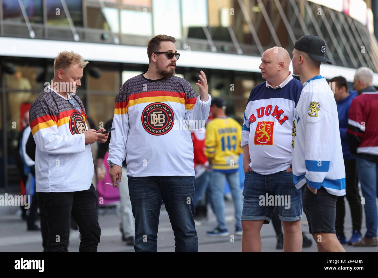 Tampere, Finlande. 27th mai 2023. Les fans de l'équipe nationale allemande de hockey sur glace discutent des résultats du match de demi-finale du championnat du monde dans Nokia Arena. 2023 le Championnat du monde de hockey sur glace de l'IIHF a eu lieu du 28th au 12 septembre à Tampere, en Finlande et à Riga, en Lettonie. (Photo de Takimoto Marina/SOPA Images/Sipa USA) crédit: SIPA USA/Alay Live News Banque D'Images