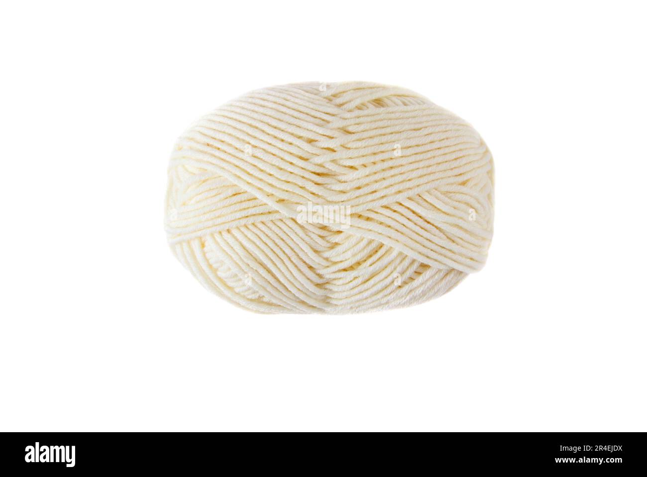 Laine blanche fils à tricoter à la main enroulés dans un faisceau oblong  isolé sur blanc. Skein de fil de laine pour le handiwork Photo Stock - Alamy