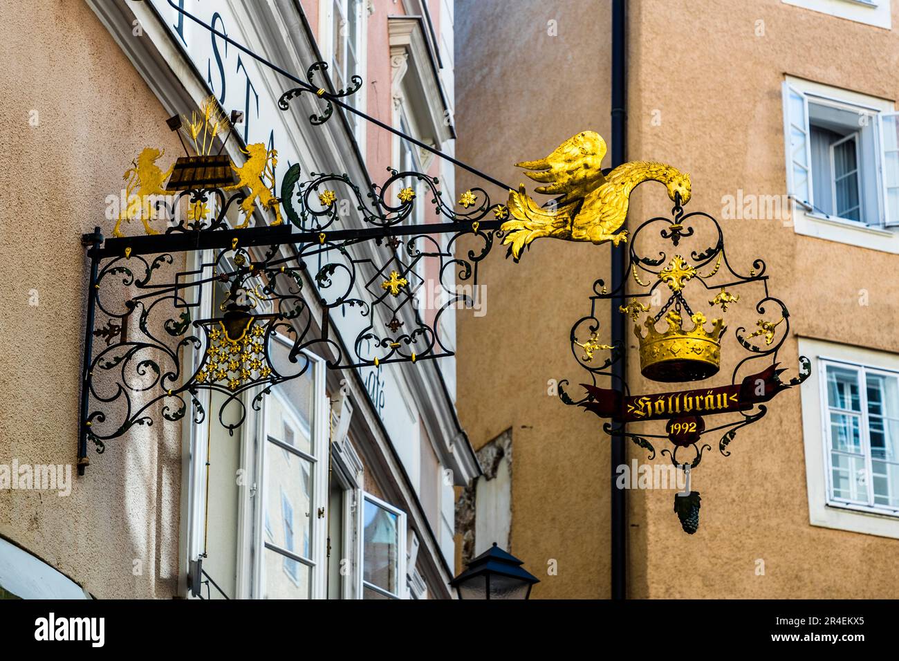 Le panneau en saillie « Höllbräu » s’étend au-dessus de la rue à l’Hôtel Altstadt dans la Judengasse de Salzbourg. De tels panneaux de guilde en saillie identifiaient autrefois les auberges et les magasins avant que les numéros de maison ne deviennent courants. Banque D'Images