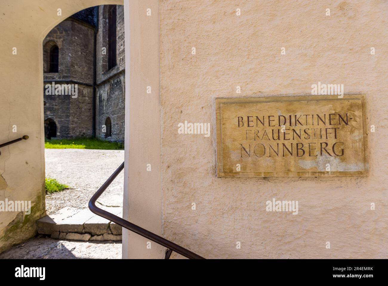 Couvent bénédictin Nonnberg à Salzbourg. Aussi un lieu de tournage original pour « The Sound of Music ». Porte d'entrée du couvent bénédictin Nonnberg. Salzbourg, Autriche Banque D'Images