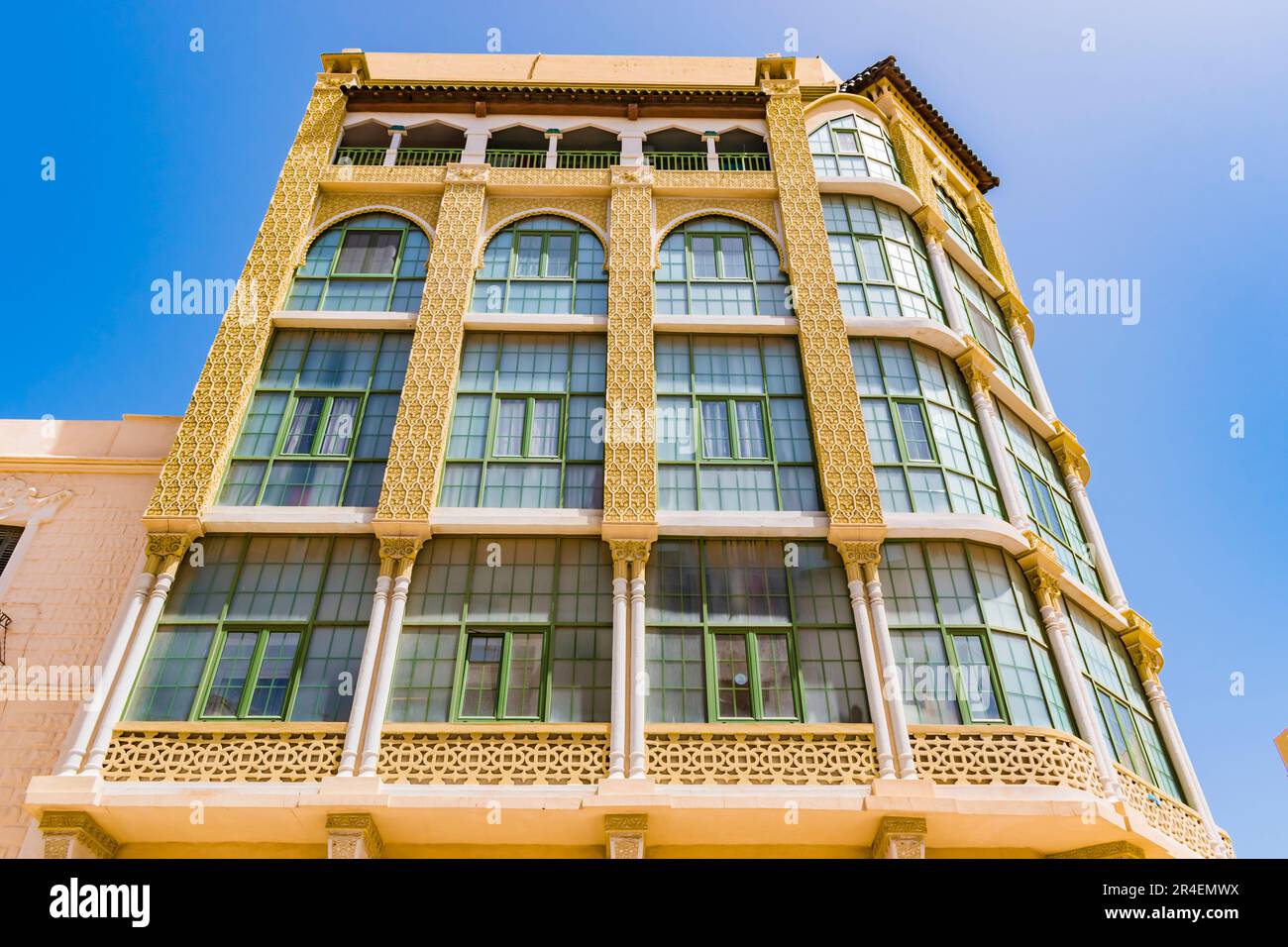 La Casa de los Cristales, maison des cristaux, est un bâtiment néo-arabe dans la ville espagnole de Melilla. Il est situé sur la rue General Prim, dans le Mo Banque D'Images