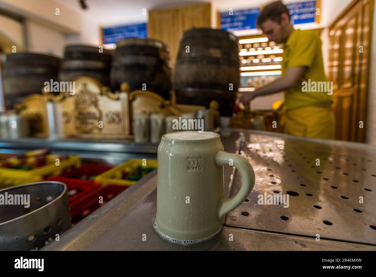 Bière servie à Augustiner-Bräu, monastère de Mülln. La bière, brassée selon une recette secrète, provient de fûts en bois et est servie dans des mugs en pierre. Salzbourg, Autriche Banque D'Images