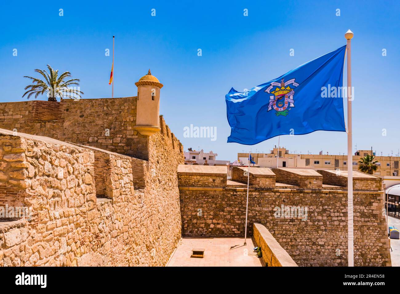 Drapeau de la ville de Melilla agitant sur la Plaza de Armas. Deuxième enceinte fortifiée de Melilla la Vieja de Melilla. Melilla, Ciudad Autónoma de Melil Banque D'Images
