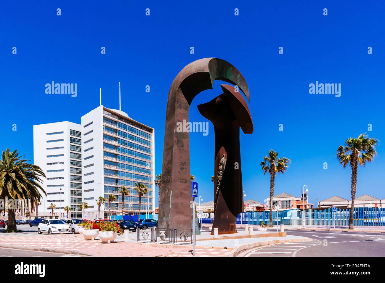 La sculpture rencontres, Encuentros, est une œuvre de Mustafa Arruf qui est situé sur la Plaza del Consejo de Europa, sur le Paseo Marítimo Alcalde Raf Banque D'Images