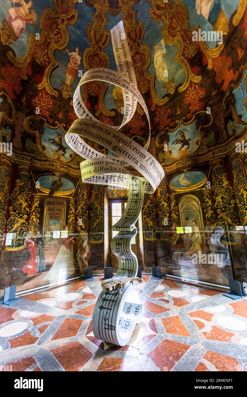 Salle de musique avec une très grande boucle de partitions de l'opéra l'Orfeo de Monteverdi dans le musée du palais Hellbrunn à Salzbourg, Autriche Banque D'Images