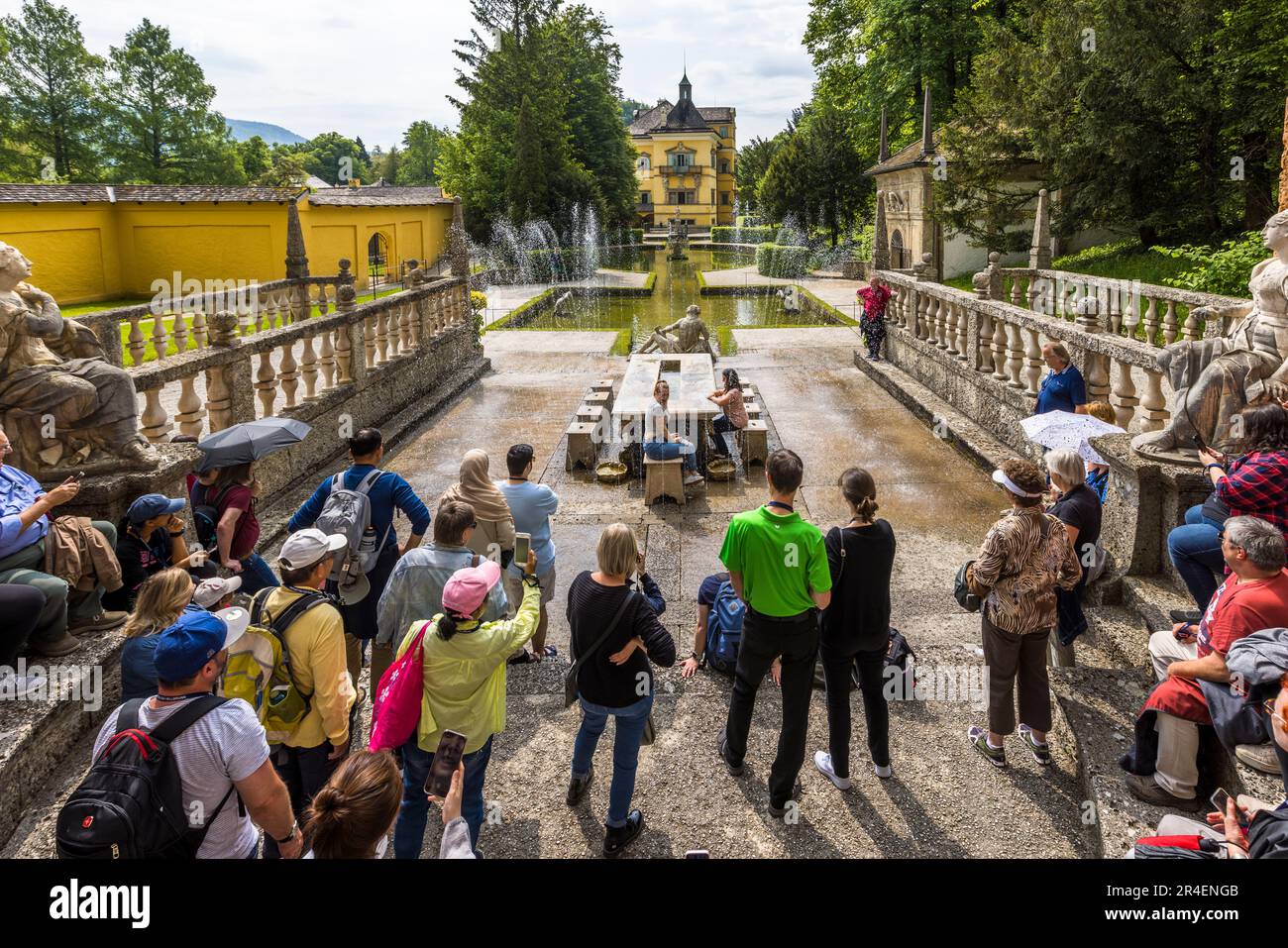 Les sièges et la table princière des jeux aquatiques du palais Hellbrunn de Salzbourg (Autriche) font partie de plaisanteries d'eau joueuses, où seul l'hôte est resté sec Banque D'Images
