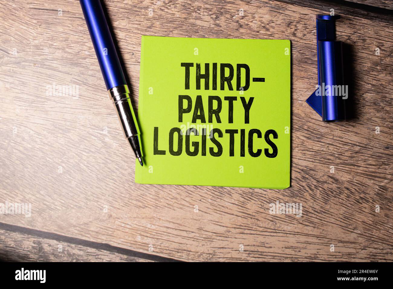 Texte LIVRAISON PAR UN TIERS écrit sur un livre blanc avec un stylo et des lunettes sur un clavier d'ordinateur.concept d'entreprise. Banque D'Images