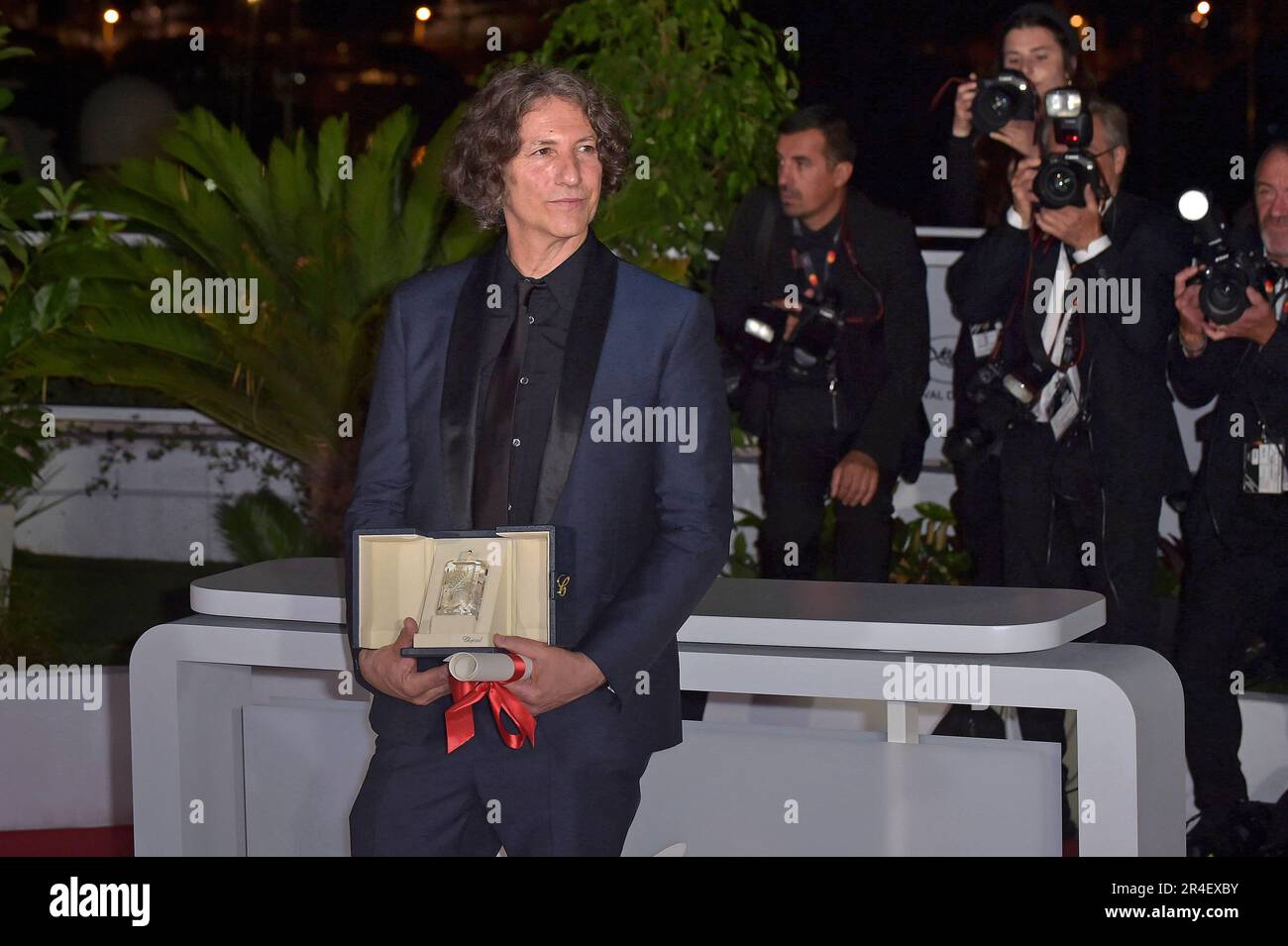 Cannes, France. 27th mai 2023. CANNES, FRANCE - 27 MAI : Jonathan Glazer pose avec le Grand Prix de la « zone d'intérêt » lors du festival annuel de Cannes 76th au Palais des Festivals sur 27 mai 2023 à Cannes, France. Credit: dpa/Alay Live News Banque D'Images