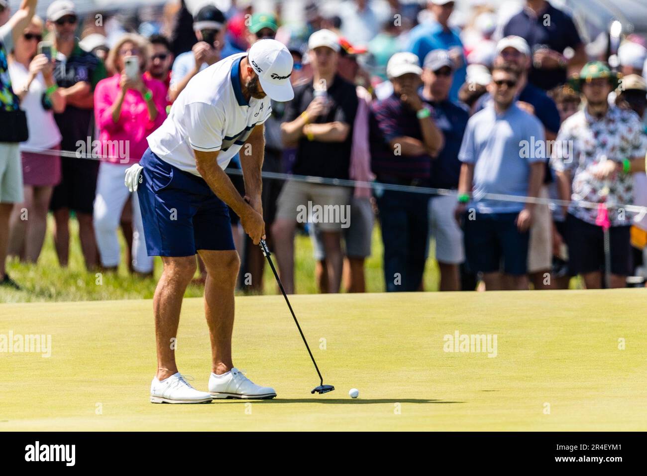 Potomac Falls, Virginie, États-Unis. 27th mai 2023. DUSTIN JOHNSON pute sur le quatrième trou avec une grande observation de corbeau pendant la deuxième partie de l'événement de golf de LIV DC au club de golf national de Trump. (Credit image: © Robert Blakley/ZUMA Press Wire) USAGE ÉDITORIAL SEULEMENT! Non destiné À un usage commercial ! Banque D'Images