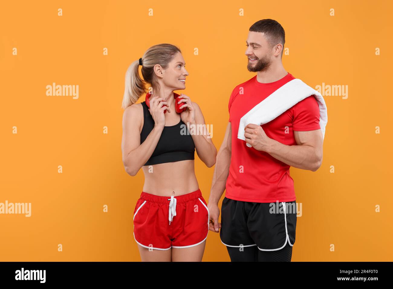 Des sportifs avec un casque et une serviette sur fond jaune Banque D'Images