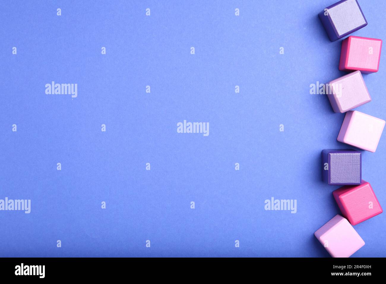 Cubes colorés avec mot-CLÉ sur fond bleu, plat. Espace pour le texte Banque D'Images