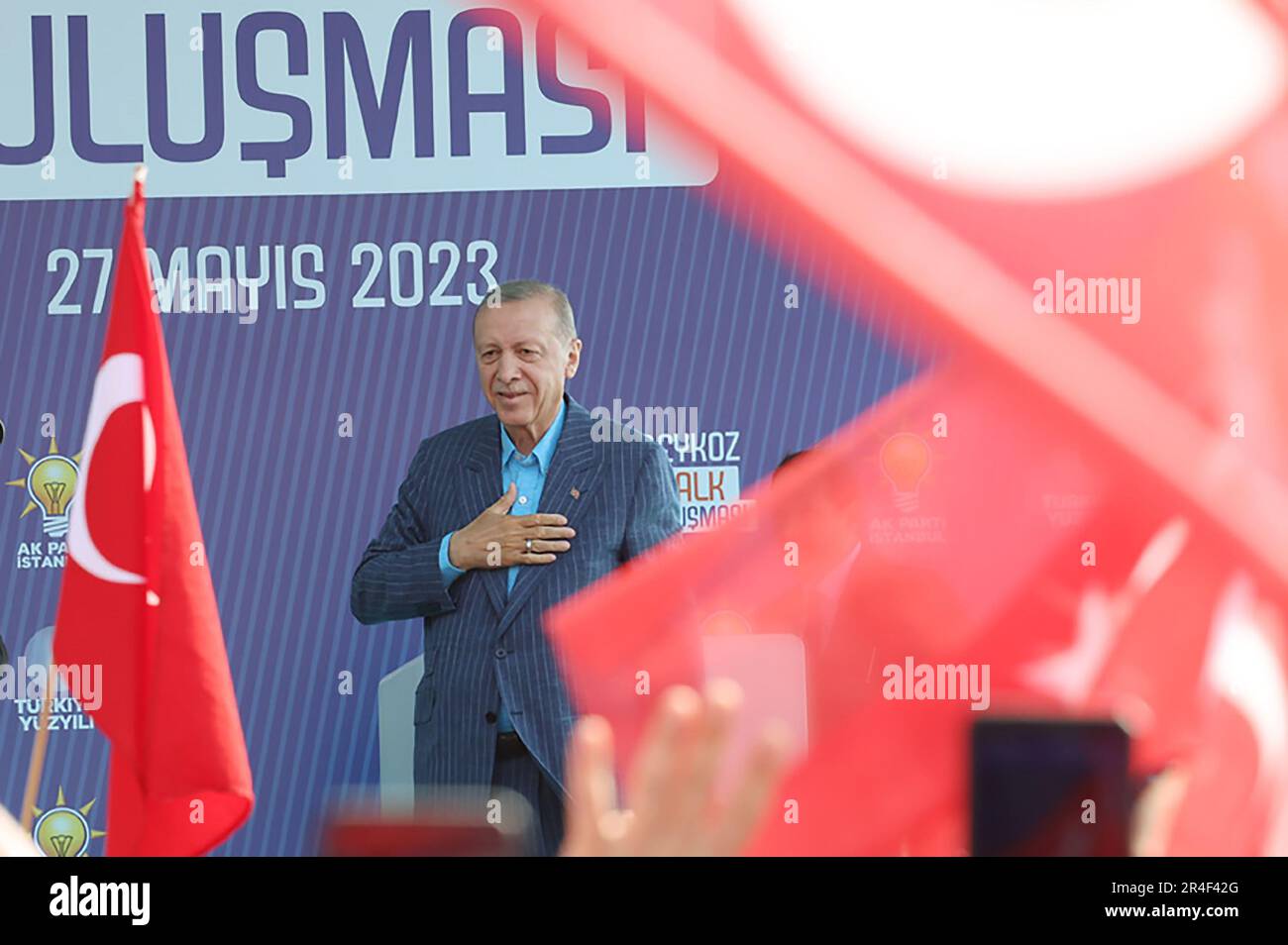 Istanbul, Turquie. 27th mai 2023. Le président turc Recep Tayyip Erdogan s'exprime lors de son dernier rassemblement électoral lors du deuxième tour de la campagne électorale sur 27 mai 2023 à Istanbul, en Turquie. Le président Erdogan et son rival Kemal Kilicdaroglu du Parti républicain du peuple (CHP) ont été contraints à des élections de second tour, alors qu'ils ne pouvaient pas obtenir plus de 50 pour cent des voix sur l'élection de 14 mai. Le vote de deuxième tour aura lieu dimanche, 28 mai. Photo du Président turc Bureau de presse/ crédit: UPI/Alamy Live News Banque D'Images