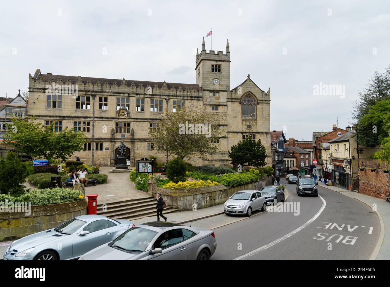 Shrewsbury, Royaume-Uni - 4 mai 2023 - Bibliothèque historique de Shrewsbury au-dessus de Castle Gates approche du centre-ville Banque D'Images
