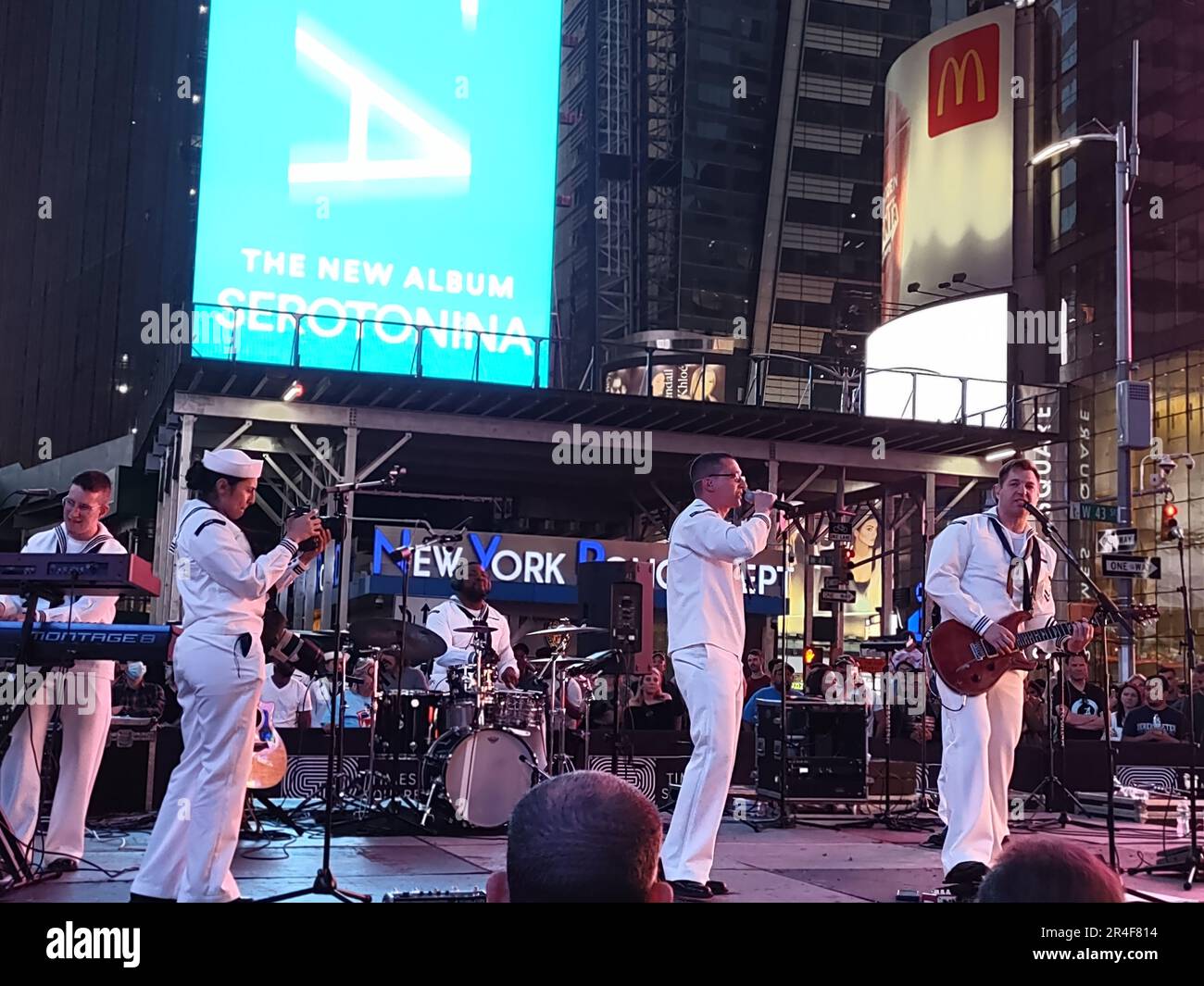 Times Square, New York, États-Unis. 26 mai 2023. La US Navy Band se produit sur scène à Times Square, lors de la « Fleet week » annuelle de New York. Crédit: Crédit: Julia Mineeva/EGBN TV News/Alamy Live News Banque D'Images