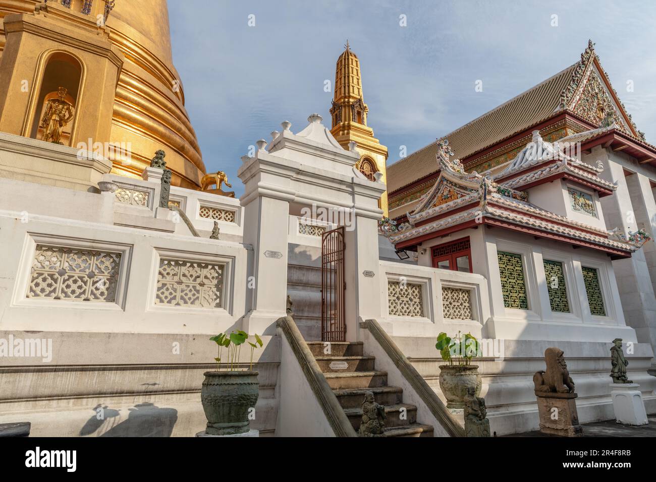 Golden chedi (stupa) de Wat Bowonniwetwiharn Ratchaworawiharn (Wat Bowonniwet Vihara) - temple bouddhiste thaïlandais majeur à Bangkok, Thaïlande Banque D'Images