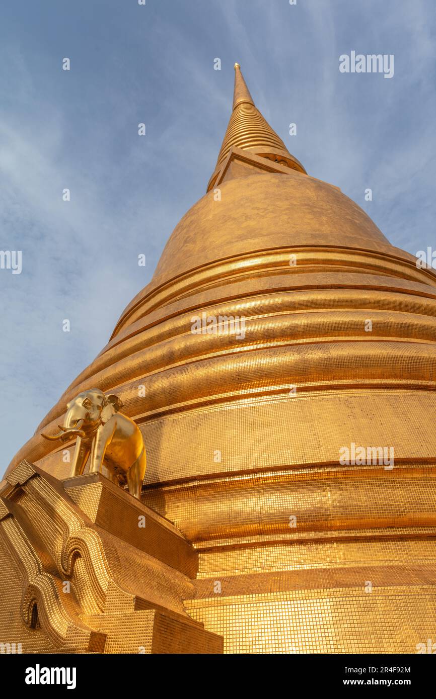Golden chedi (stupa) de Wat Bowonniwetwiharn Ratchaworawiharn (Wat Bowonniwet Vihara) - temple bouddhiste thaïlandais majeur à Bangkok, Thaïlande Banque D'Images