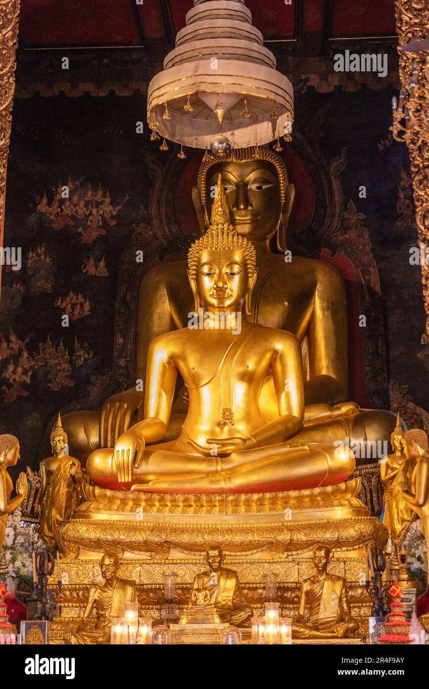 Images de Bouddha dans ubosoot (salle d'ordination) de Wat Bowonniwetwiharn Ratchaworawiharn (Wat Bowonniwet Vihara) - temple bouddhiste thaïlandais à Bangkok, Thaïlande Banque D'Images