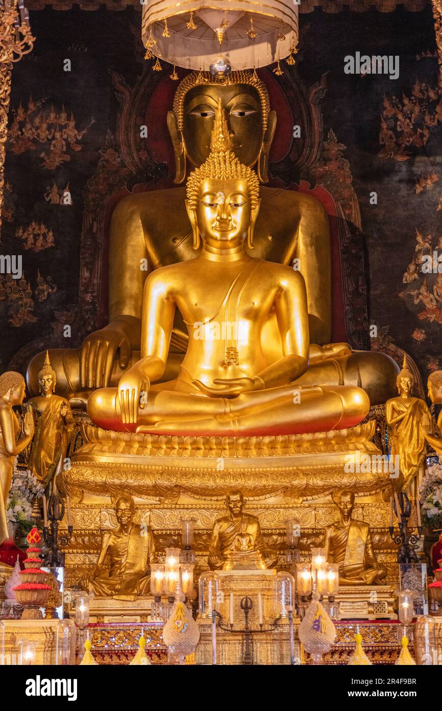 Images de Bouddha dans ubosoot (salle d'ordination) de Wat Bowonniwetwiharn Ratchaworawiharn (Wat Bowonniwet Vihara) - temple bouddhiste thaïlandais à Bangkok, Thaïlande Banque D'Images